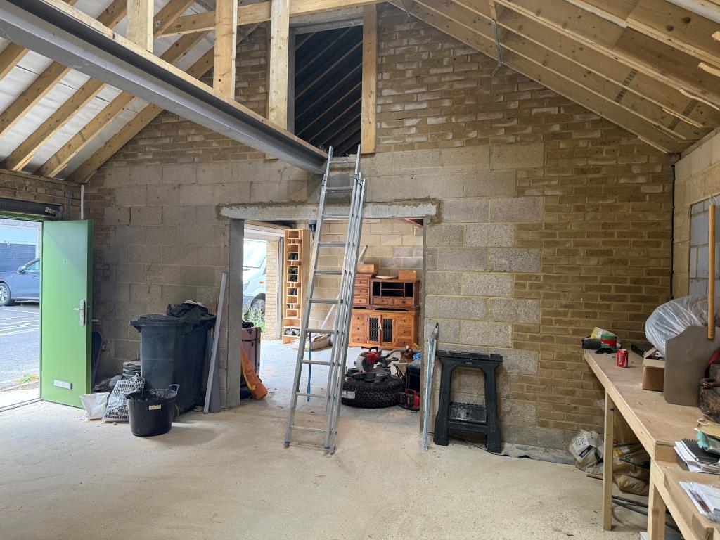 Lot: 21 - FREEHOLD GARAGE/WORKSHOP OF APPROXIMATELY 700 SQ.FT - Workshop with access to mezzanine floor